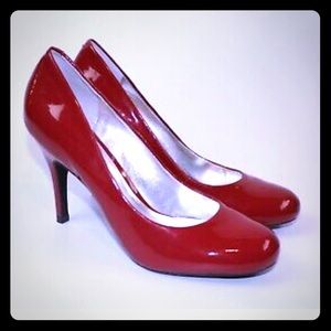 Jessica Simpson sz 8.5 Red Patent Round Toe Heels